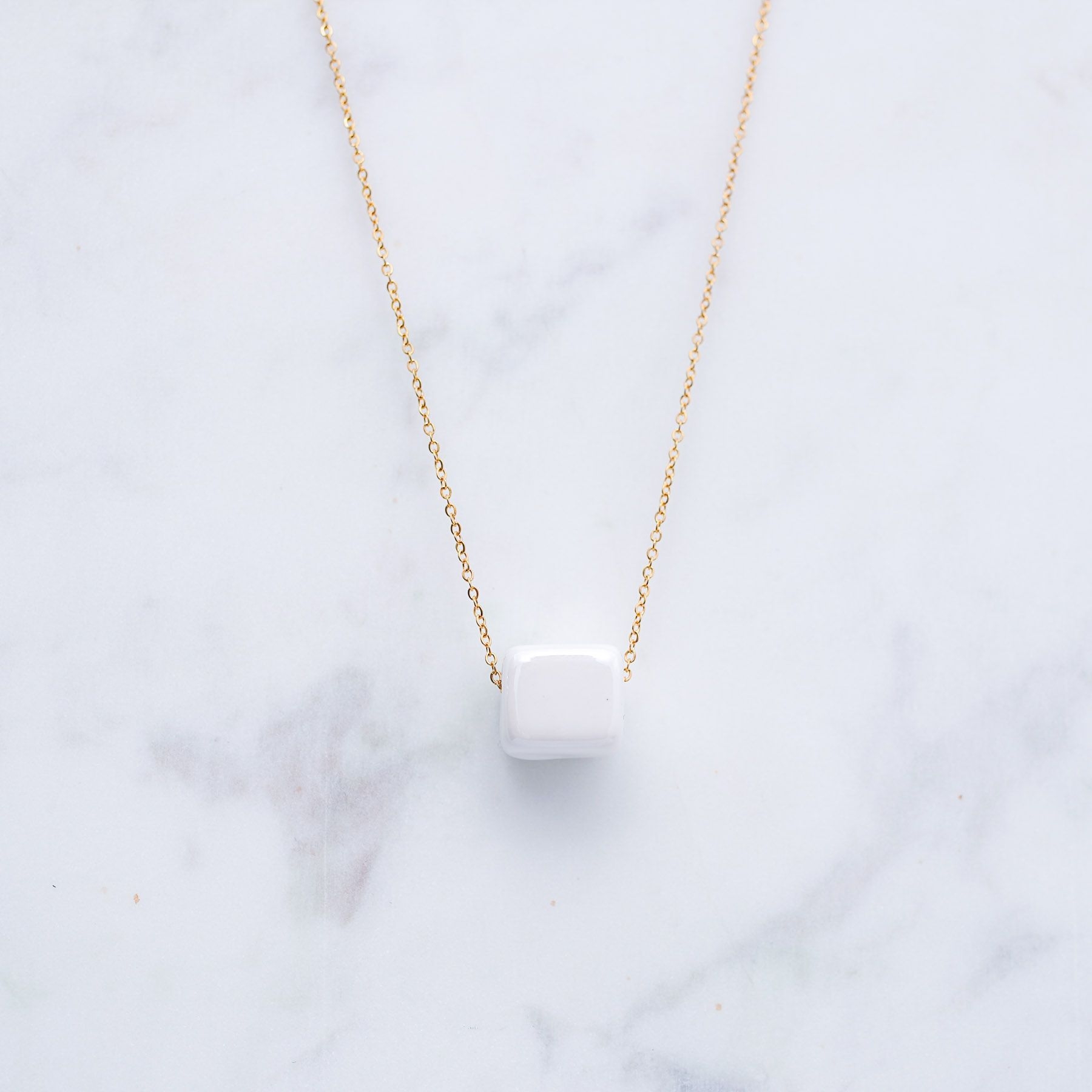 KIVOS NECKLACE - GOLD & PEARL WHITE ' - ' CUBES