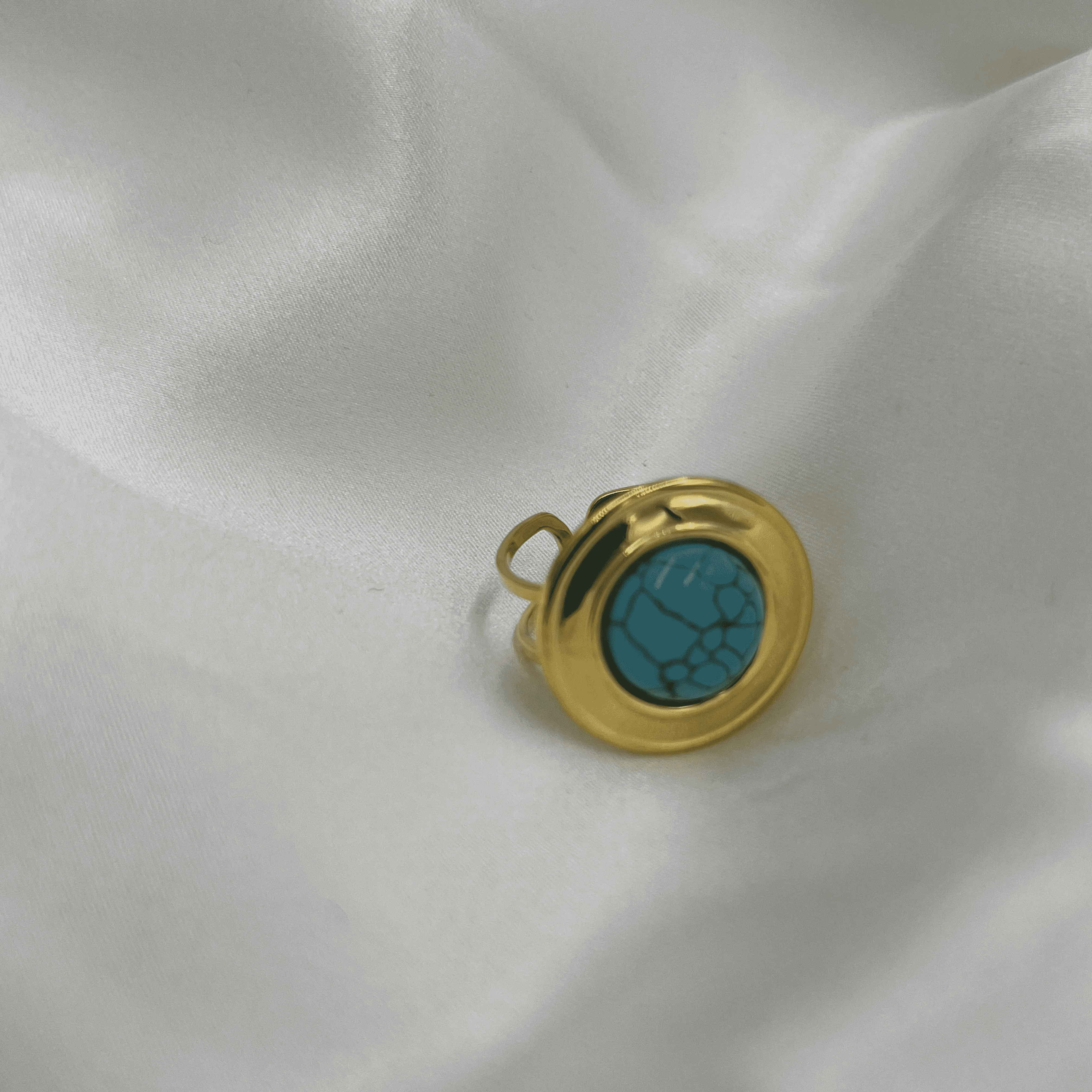 BLUE TOPAZ GOLD RING