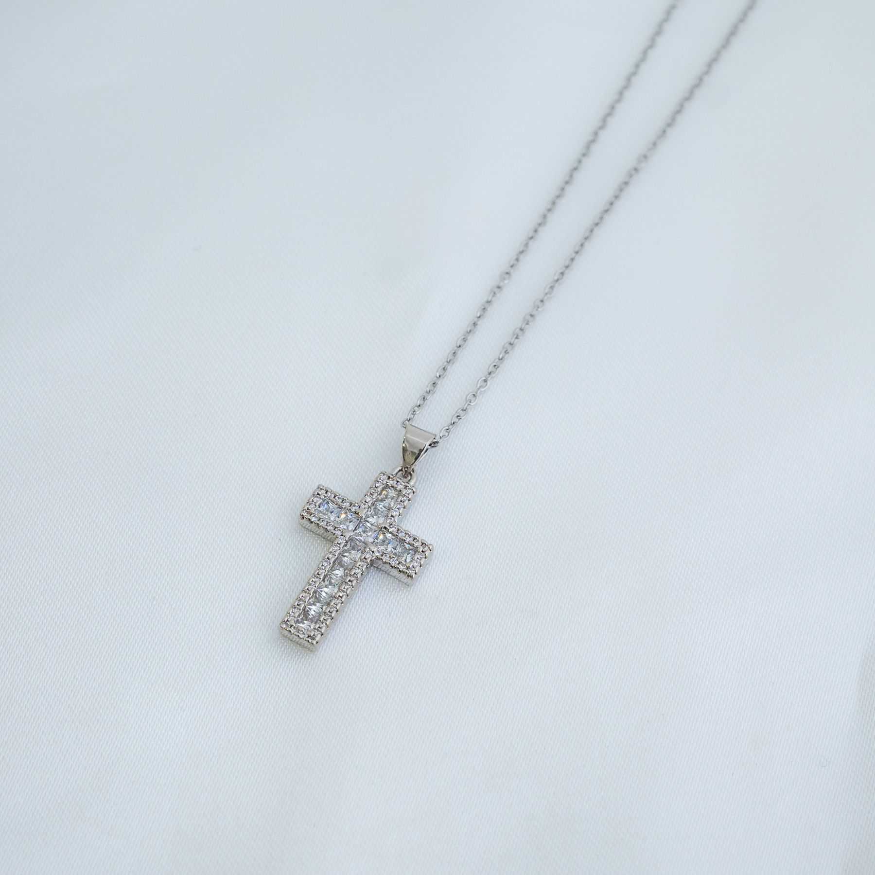 CROSS NECKLACE - SILVER 