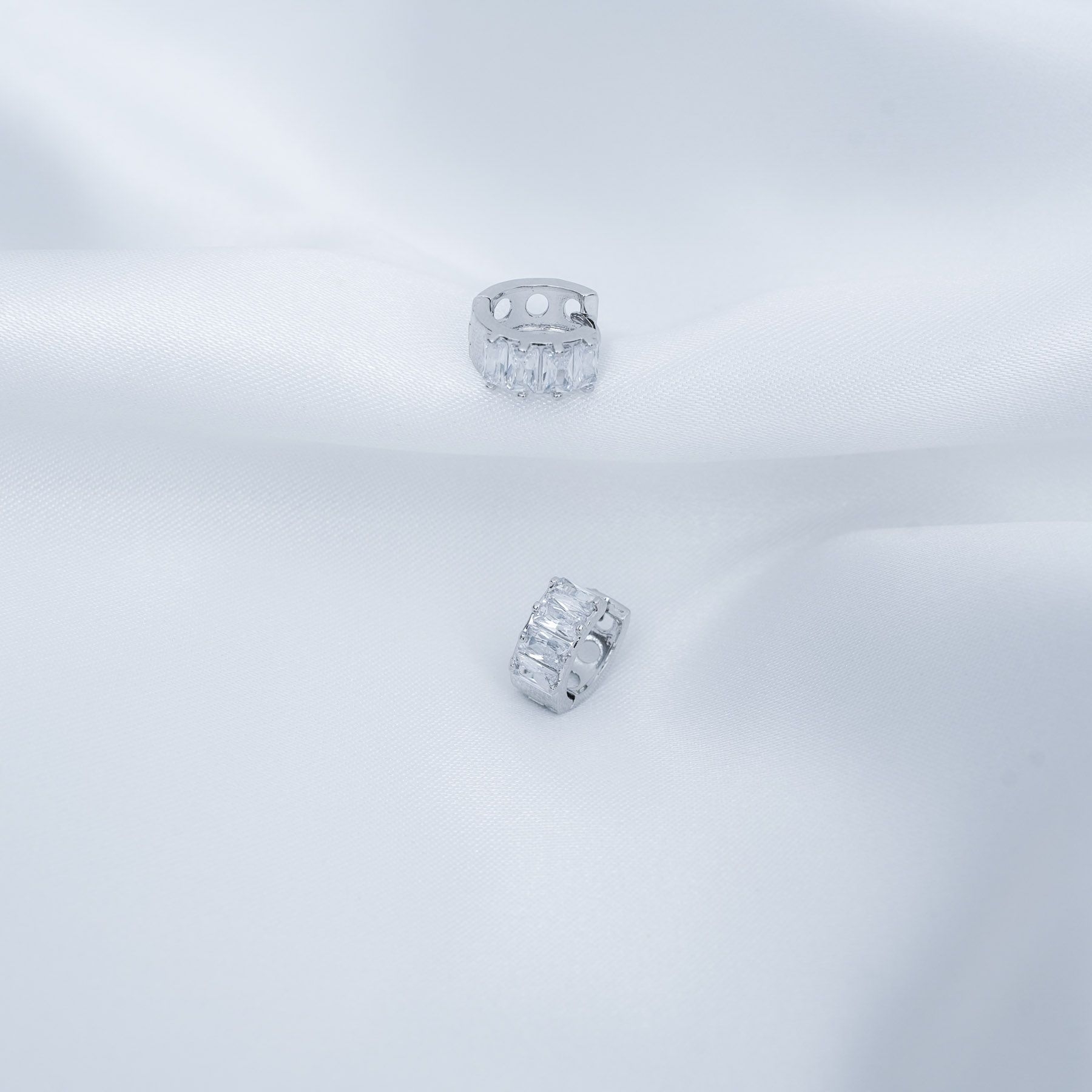 SHIMMER EARRINGS - SILVER & WHITE ' - ' ΚΡΕΜΑΣΤΑ