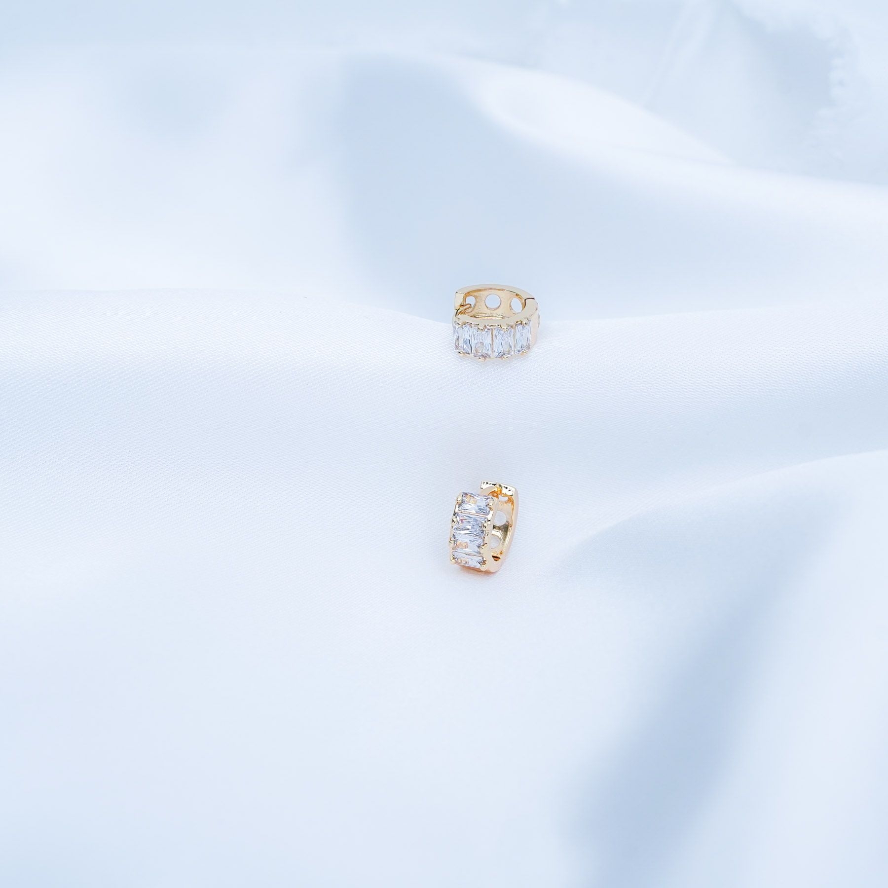 SHIMMER EARRINGS - GOLD & WHITE ' - ' ΚΡΕΜΑΣΤΑ